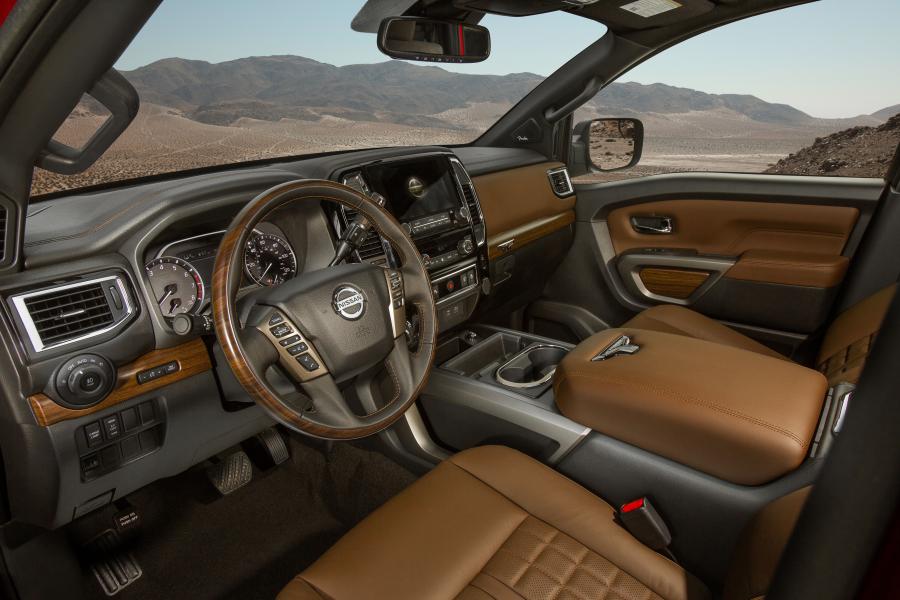 Интерьер Nissan Titan Platinum Reserve Crew Cab 2019 года  (фото 2 из 35)